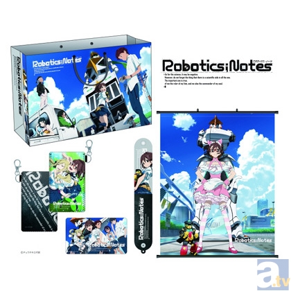▲<b>ロボティクス・ノーツ　グッズセット　5000円（税込）</b><br>B2タペストリー、タオルホルダー、スマートフォンカバー、アクリルパスケース、オリジナルショッパーの5点セット！